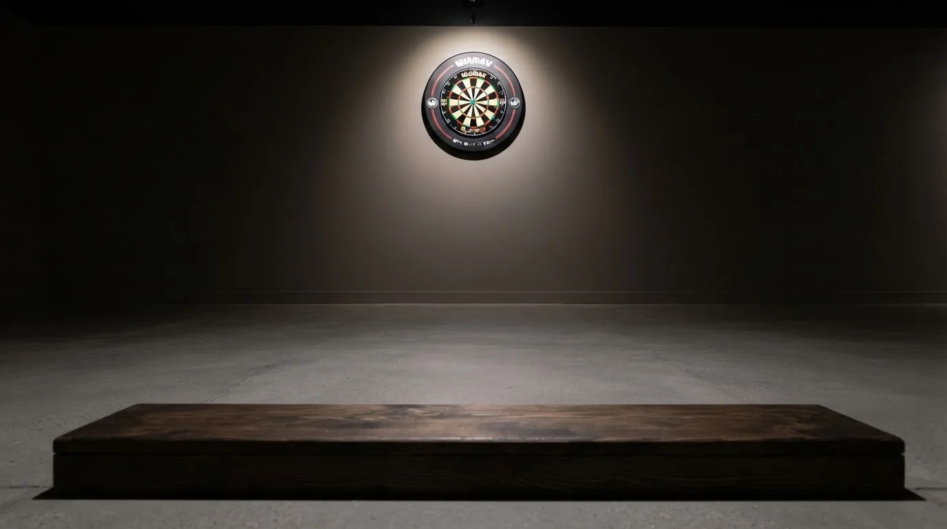 Een lege rechtszaal met houten banken in het ochtendlicht